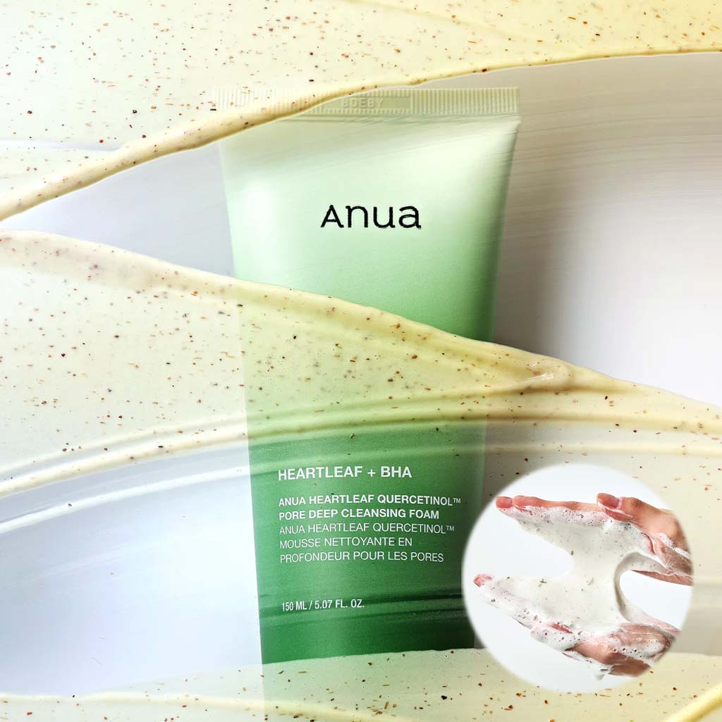 Anua Heartleaf Quercetinol Pore Deep Cleansing Foam – Nettoyant moussant à la texture crémeuse qui se transforme en mousse onctueuse. Formulé avec BHA, Houttuynia Cordata et Quercétinol pour un nettoyage en profondeur des pores, tout en respectant les peaux sensibles.