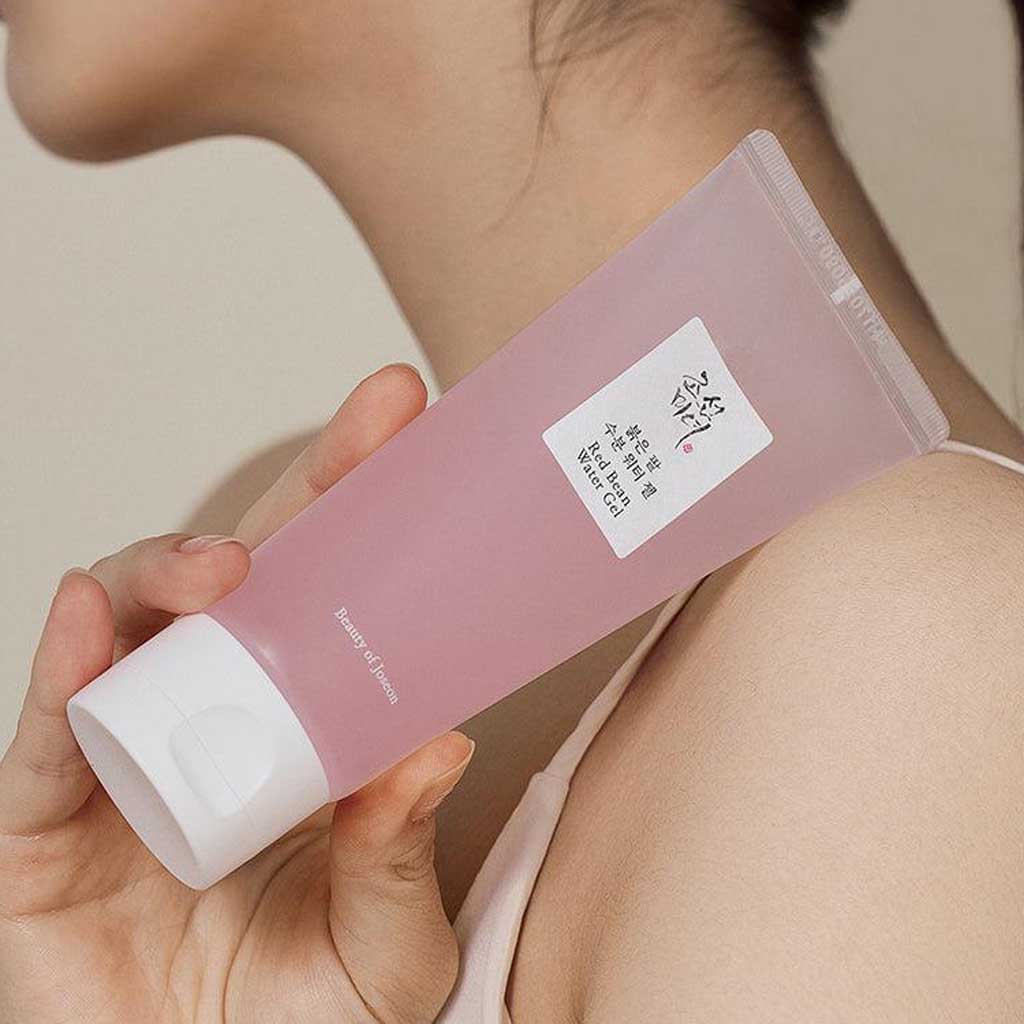 Modèle féminin coréen tenant Beauty of Joseon Red Bean Water Gel