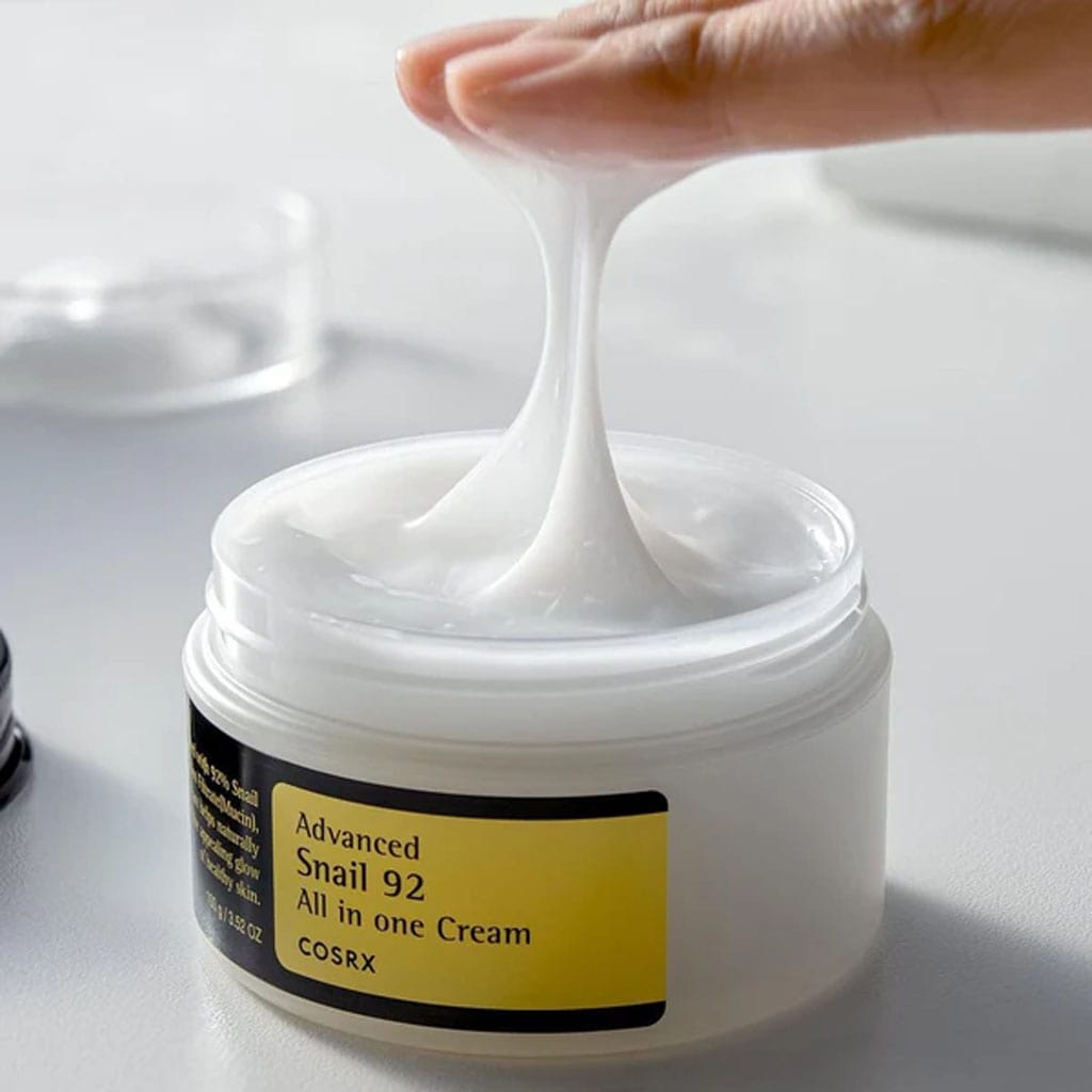 COSRX Advanced Snail 92 All in One Cream – Texture onctueuse et élastique enrichie à 92% de mucine d’escargot, offrant une hydratation intense et une réparation cutanée en profondeur.