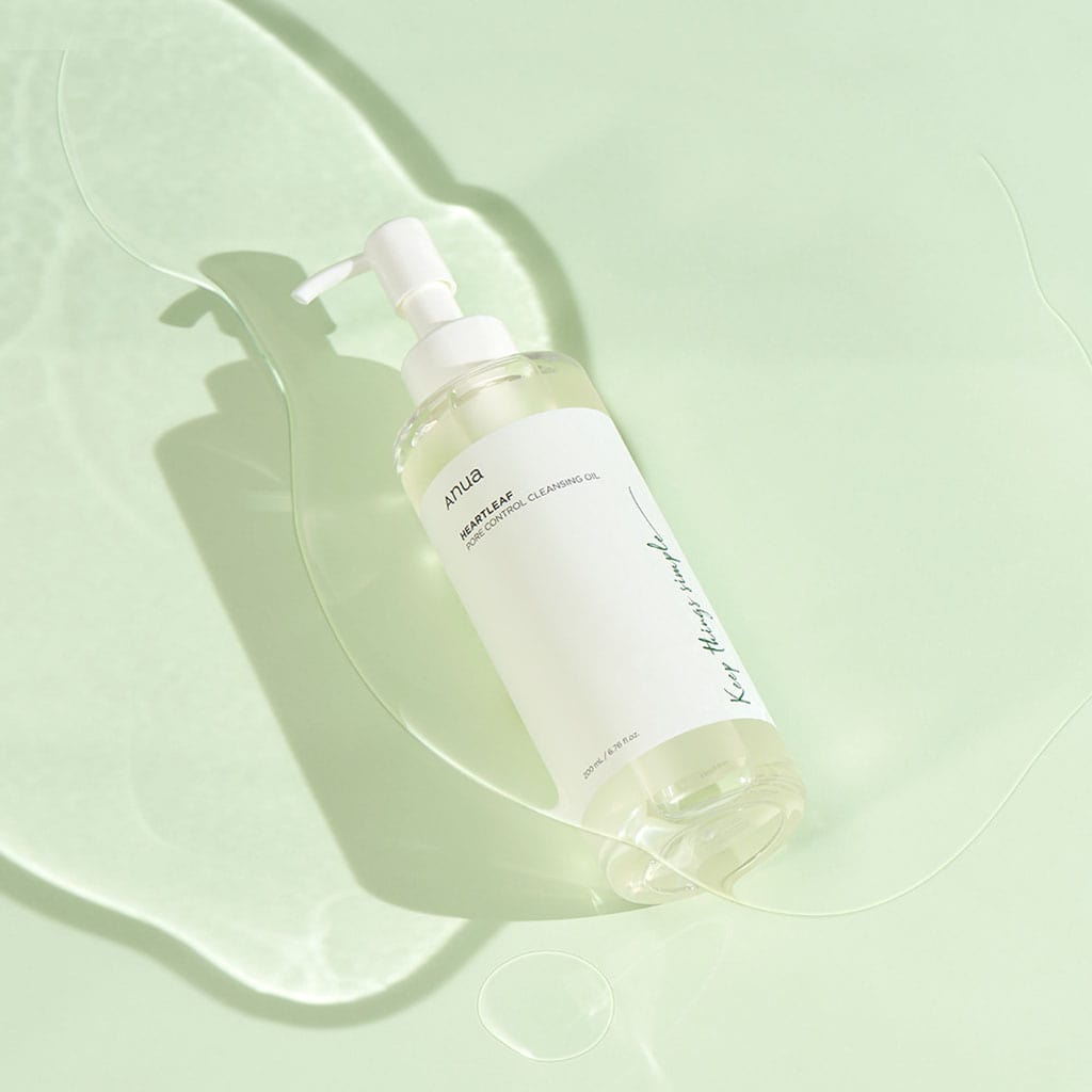 Anua Heartleaf Pore Control Cleansing Oil – Huile démaquillante fluide et légère, glissant sur la peau pour dissoudre efficacement le maquillage et purifier les pores sans laisser de résidu gras.